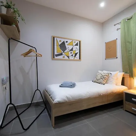 Modern Seafront 3bedrooms With Spacious Yard Jlin1-1 * Sliema